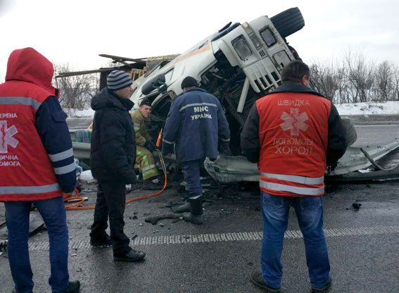 ДТП на Полтавщині: кабіну фури розчавило колесовідбійником - водія затисло всередині ДТП на Полтавщині: кабіну фури розчавило колесовідбійником - водія затисло всередині