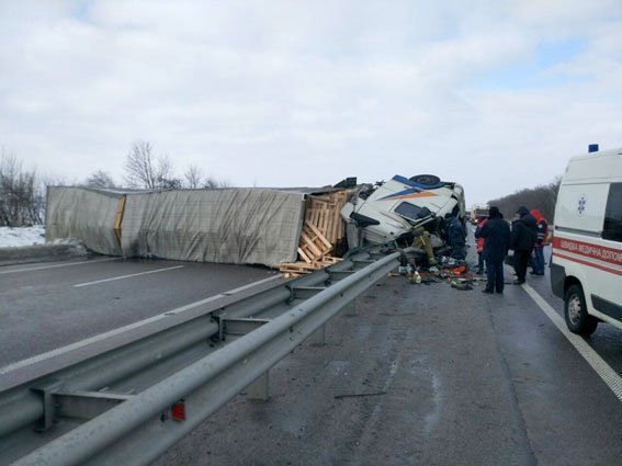 ДТП на Полтавщині: кабіну фури розчавило колесовідбійником - водія затисло всередині ДТП на Полтавщині: кабіну фури розчавило колесовідбійником - водія затисло всередині