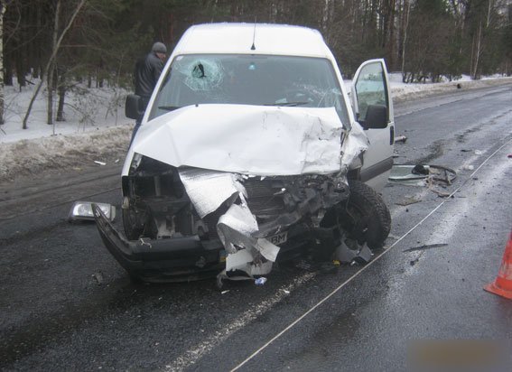 На Полтавщине столкнулись два встречных автомобиля: 5 человек в больнице На Полтавщине столкнулись два встречных автомобиля: 5 человек в больнице