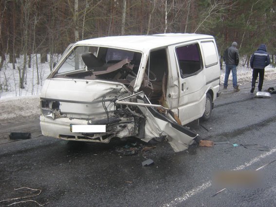 На Полтавщине столкнулись два встречных автомобиля: 5 человек в больнице На Полтавщине столкнулись два встречных автомобиля: 5 человек в больнице