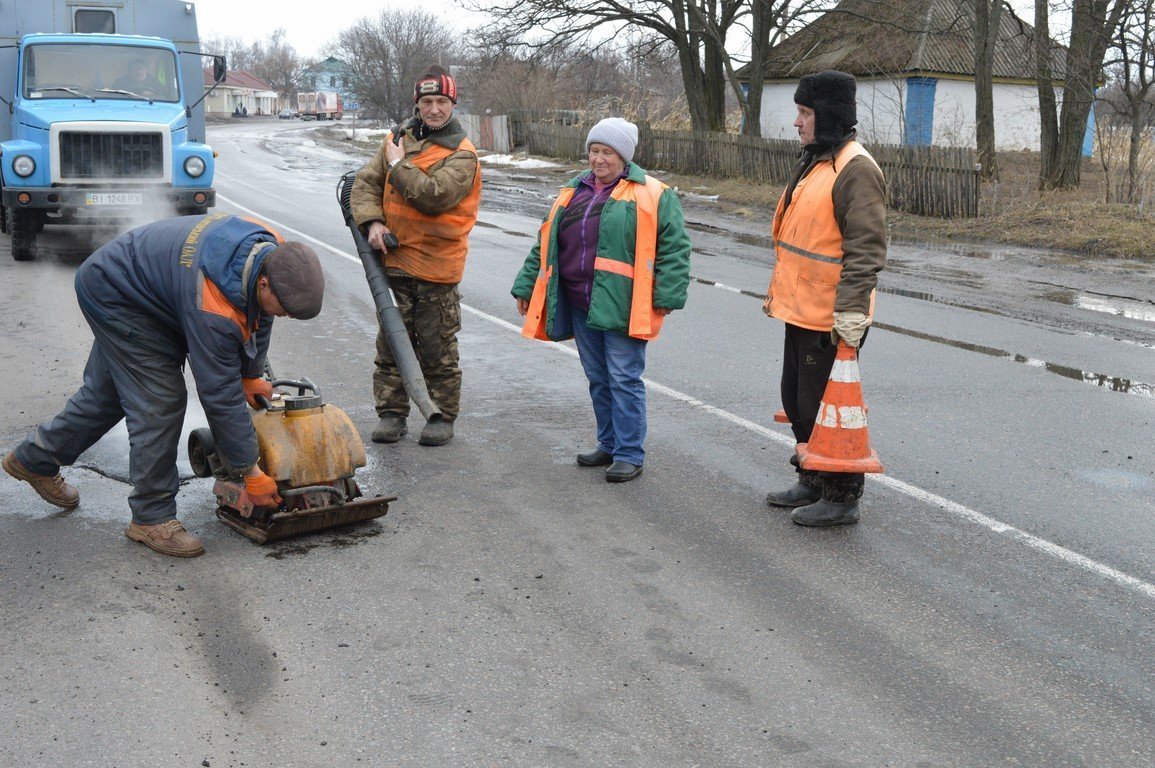 Дорожники Полтавщини, з настанням сприятливої погоди, продовжують ямковий ремонт шляхів Дорожники Полтавщини, з настанням сприятливої погоди, продовжують ямковий ремонт шляхів