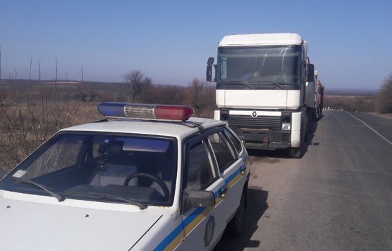 Під Кременчуком мешканці не дали скинути чергову порцію львівського сміття Під Кременчуком мешканці не дали скинути чергову порцію львівського сміття