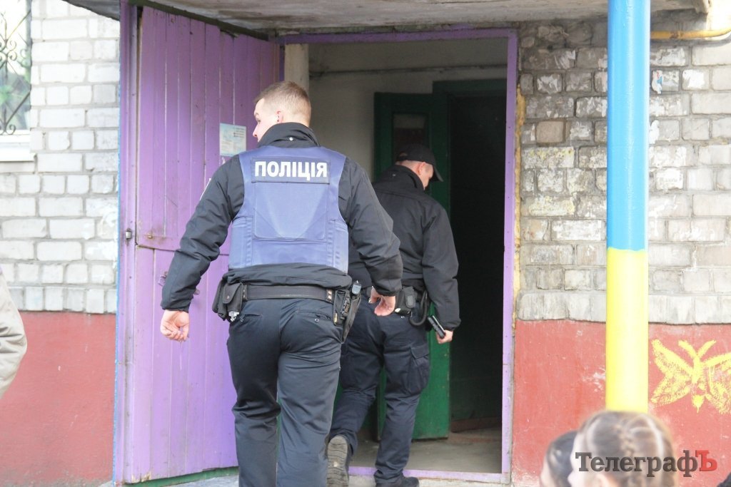 Кипиш в центре города: кременчужанка собиралась прыгнуть с пятого этажа Кипиш в центре города: кременчужанка собиралась прыгнуть с пятого этажа