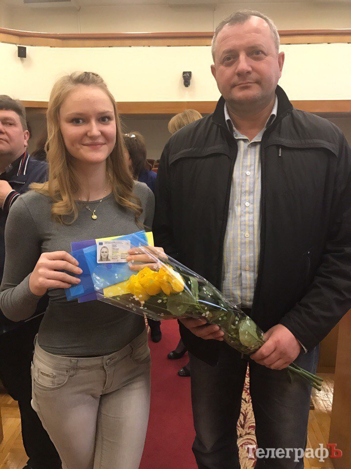 36 юных кременчужан получили пластиковые паспорта – ID-карты 36 юных кременчужан получили пластиковые паспорта – ID-карты