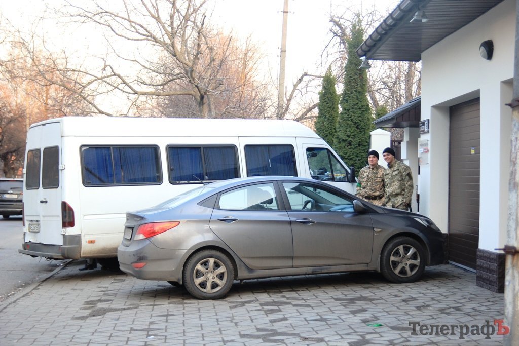 В Кременчуге представители банка с полным автобусом охраны несколько дней стоят под офисом фирмы В Кременчуге представители банка с полным автобусом охраны несколько дней стоят под офисом фирмы