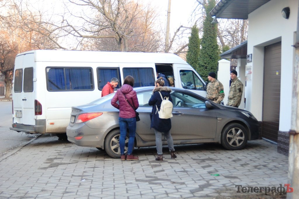 В Кременчуге представители банка с полным автобусом охраны несколько дней стоят под офисом фирмы В Кременчуге представители банка с полным автобусом охраны несколько дней стоят под офисом фирмы