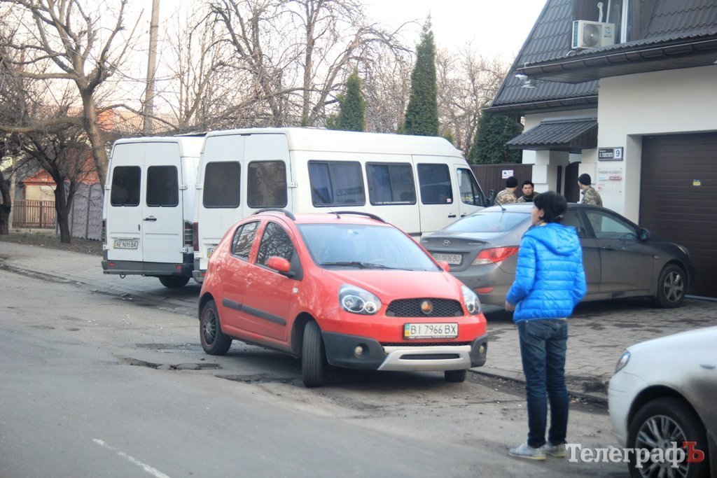 В Кременчуге представители банка с полным автобусом охраны несколько дней стоят под офисом фирмы В Кременчуге представители банка с полным автобусом охраны несколько дней стоят под офисом фирмы