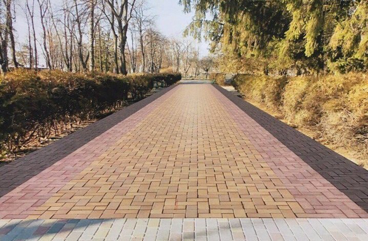Как заказывали: аллею в Приднепровском парке укладывают плиткой, которую выбрали вы Как заказывали: аллею в Приднепровском парке укладывают плиткой, которую выбрали вы