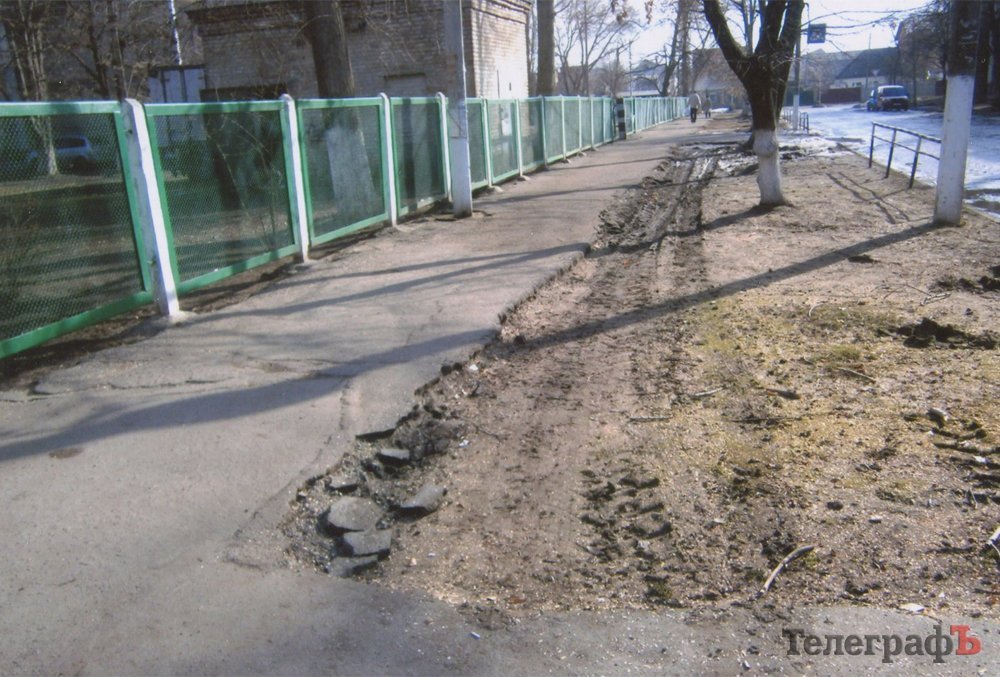 В Кременчуге на Европейской деревья кронируют - щепки летят... асфальтные В Кременчуге на Европейской деревья кронируют - щепки летят... асфальтные