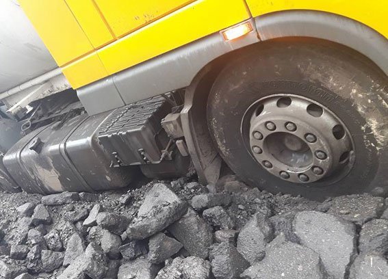На Полтавщине в асфальте застряли две фуры На Полтавщине в асфальте застряли две фуры