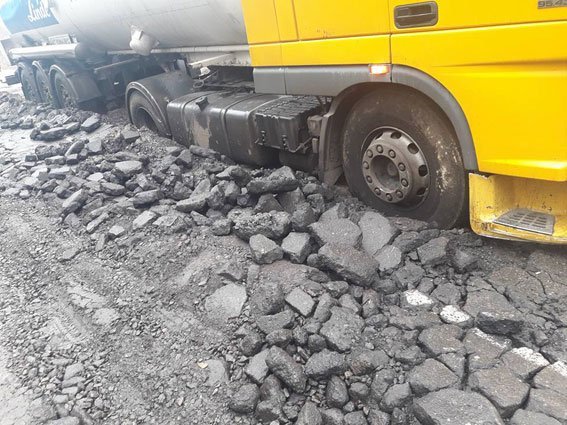 На Полтавщине в асфальте застряли две фуры На Полтавщине в асфальте застряли две фуры