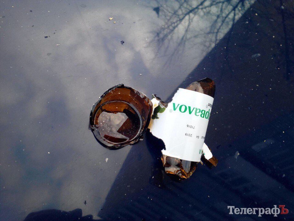 Кременчужанке на ходу разбили лобовое стекло в авто... бутылкой «Корвалола» Кременчужанке на ходу разбили лобовое стекло в авто... бутылкой «Корвалола»