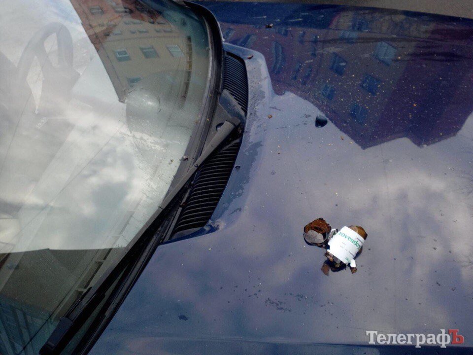 Кременчужанке на ходу разбили лобовое стекло в авто... бутылкой «Корвалола» Кременчужанке на ходу разбили лобовое стекло в авто... бутылкой «Корвалола»