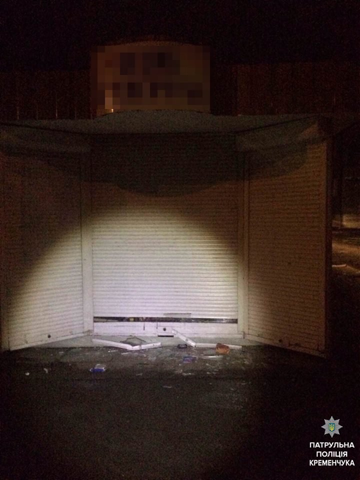 Ну, майже як Діди Морози: кременчуцькі молодики винесли з кіоску мішок цигарок та смаколиків Ну, майже як Діди Морози: кременчуцькі молодики винесли з кіоску мішок цигарок та смаколиків