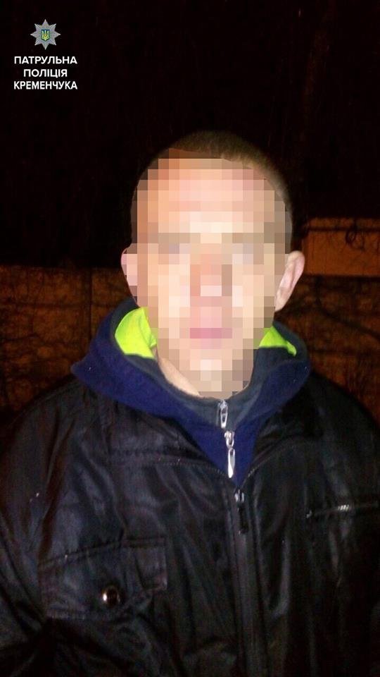 Ну, майже як Діди Морози: кременчуцькі молодики винесли з кіоску мішок цигарок та смаколиків Ну, майже як Діди Морози: кременчуцькі молодики винесли з кіоску мішок цигарок та смаколиків