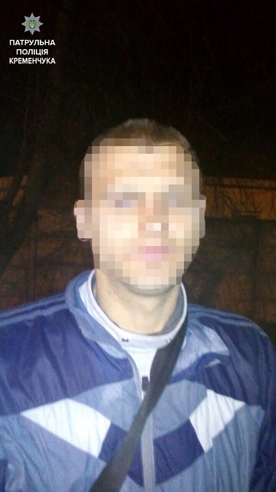 Ну, майже як Діди Морози: кременчуцькі молодики винесли з кіоску мішок цигарок та смаколиків Ну, майже як Діди Морози: кременчуцькі молодики винесли з кіоску мішок цигарок та смаколиків