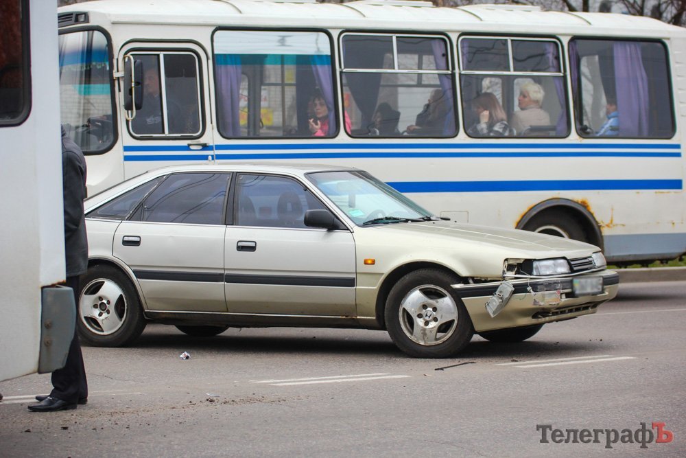 В Кременчуге легковушка врезалась в маршрутку В Кременчуге легковушка врезалась в маршрутку