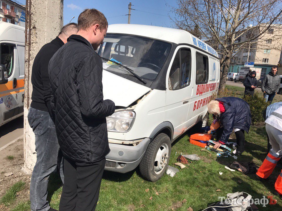 В Кременчуге коммунальная машина врезалась в столб: водитель умер в больнице В Кременчуге коммунальная машина врезалась в столб: водитель умер в больнице