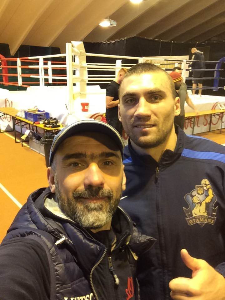 Кременчуцький боксер Віктор Вихрист допомагає готуватися до бою Кличку Кременчуцький боксер Віктор Вихрист допомагає готуватися до бою Кличку