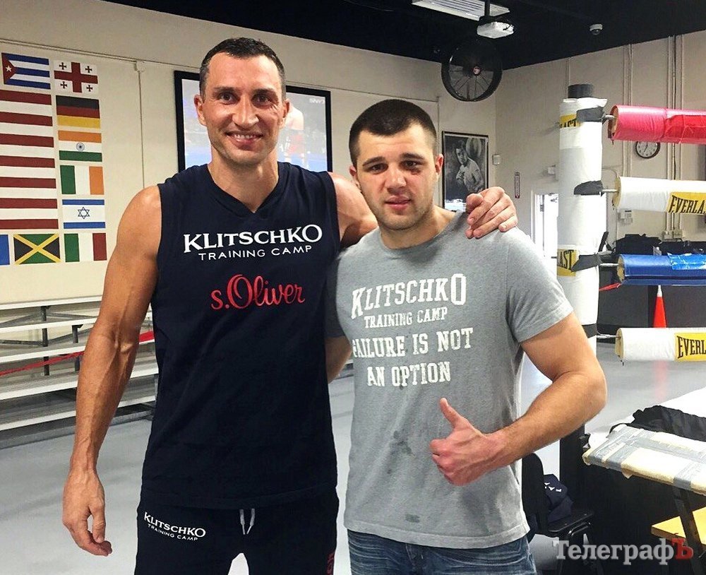 Кременчуцький боксер Віктор Вихрист допомагає готуватися до бою Кличку Кременчуцький боксер Віктор Вихрист допомагає готуватися до бою Кличку