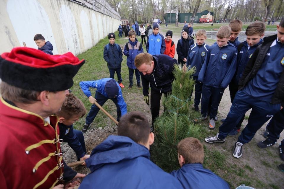 Малеча «Кременя» висадила у Міському саду алею сосен Малеча «Кременя» висадила у Міському саду алею сосен