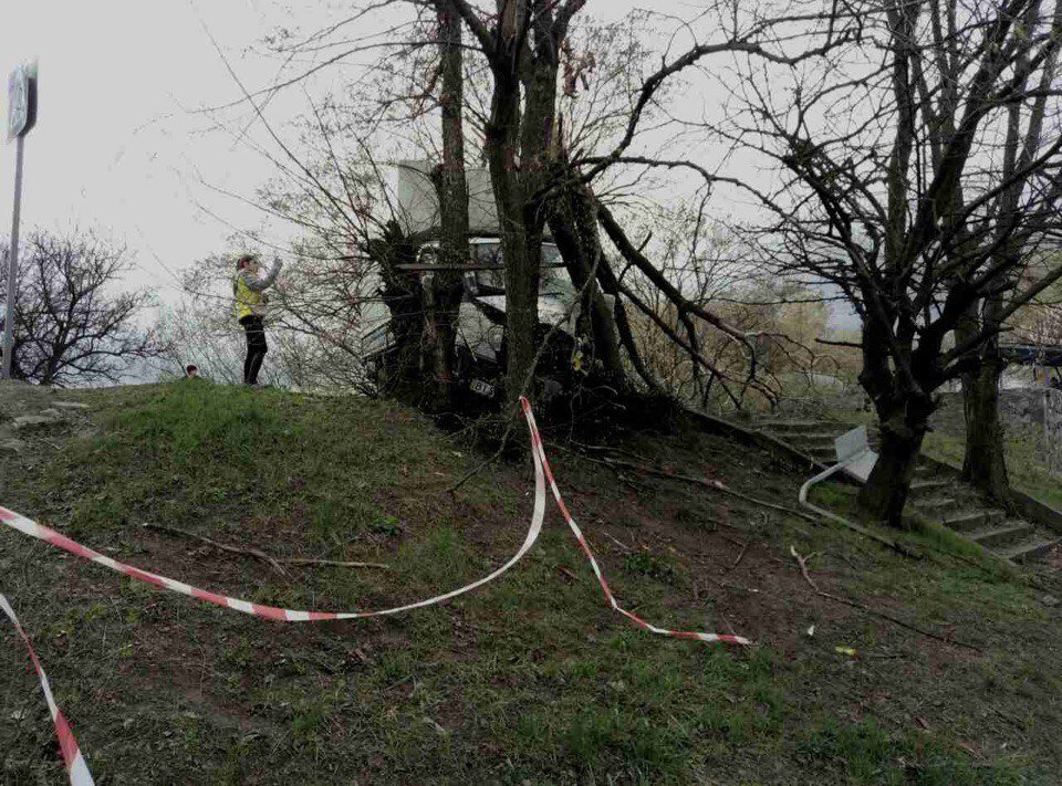 В Кременчуге грузовик врезался в дерево В Кременчуге грузовик врезался в дерево