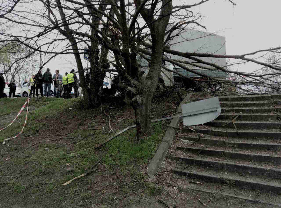 В Кременчуге грузовик врезался в дерево В Кременчуге грузовик врезался в дерево