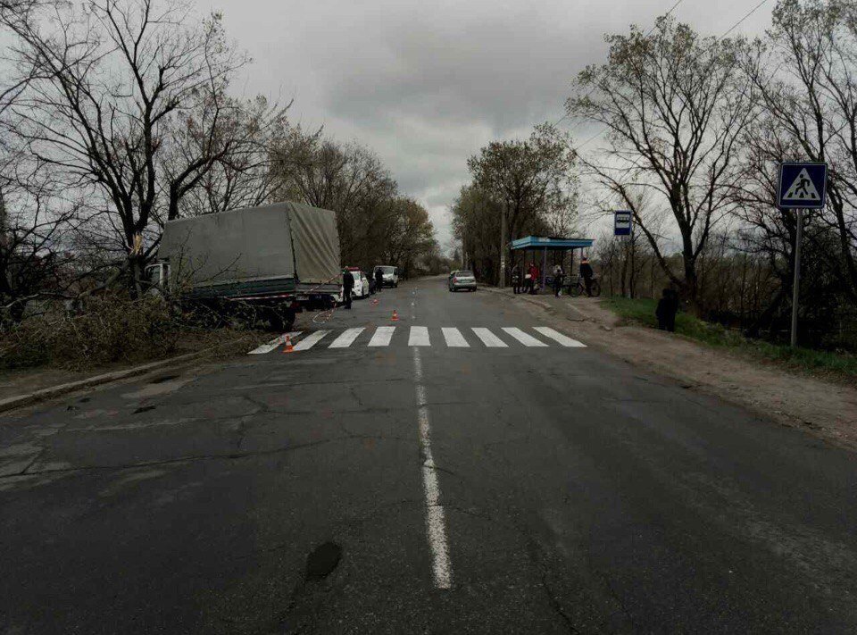 В Кременчуге грузовик врезался в дерево В Кременчуге грузовик врезался в дерево