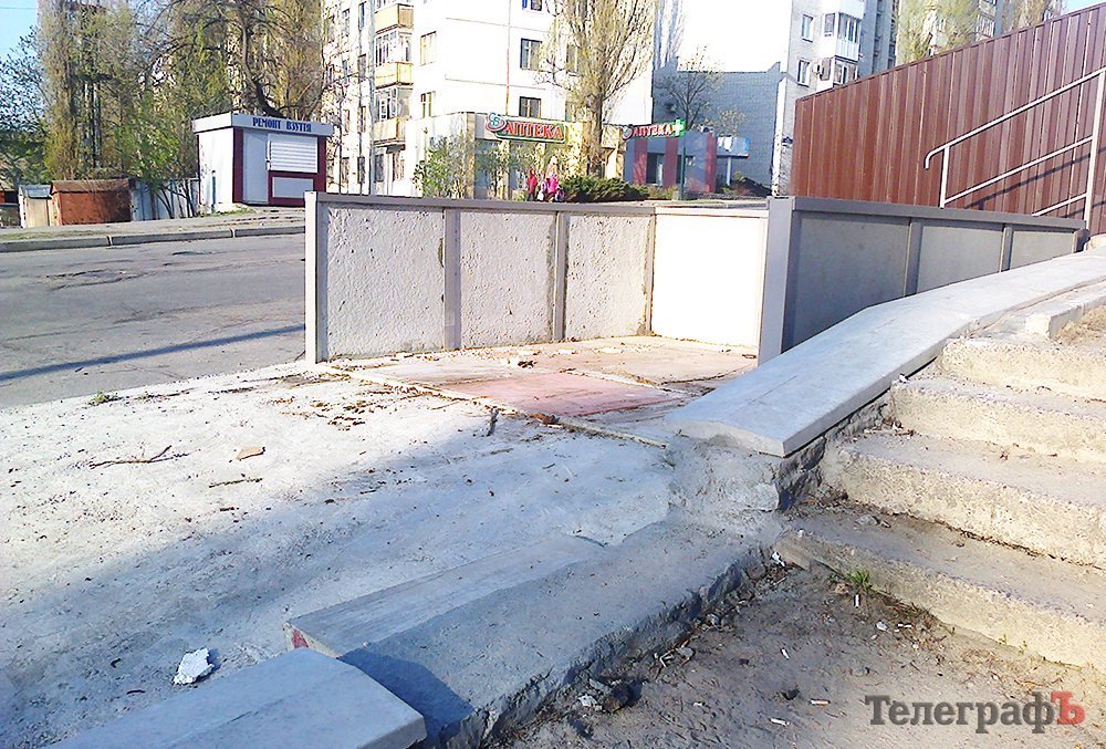 В Кременчуге возле дома мэра на Европейской появилась мусорка по-европейски В Кременчуге возле дома мэра на Европейской появилась мусорка по-европейски