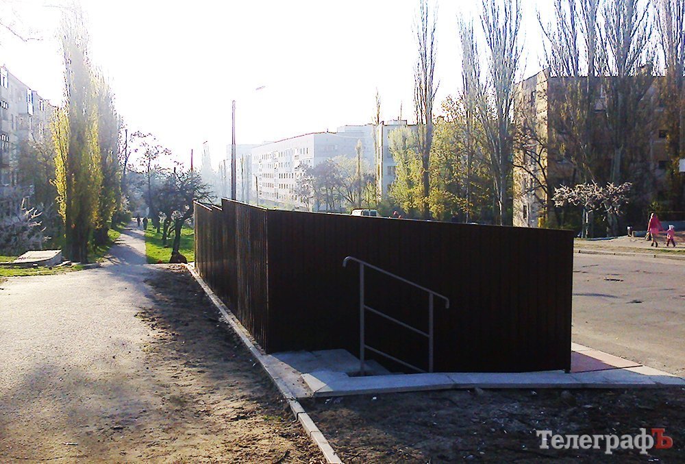 В Кременчуге возле дома мэра на Европейской появилась мусорка по-европейски В Кременчуге возле дома мэра на Европейской появилась мусорка по-европейски