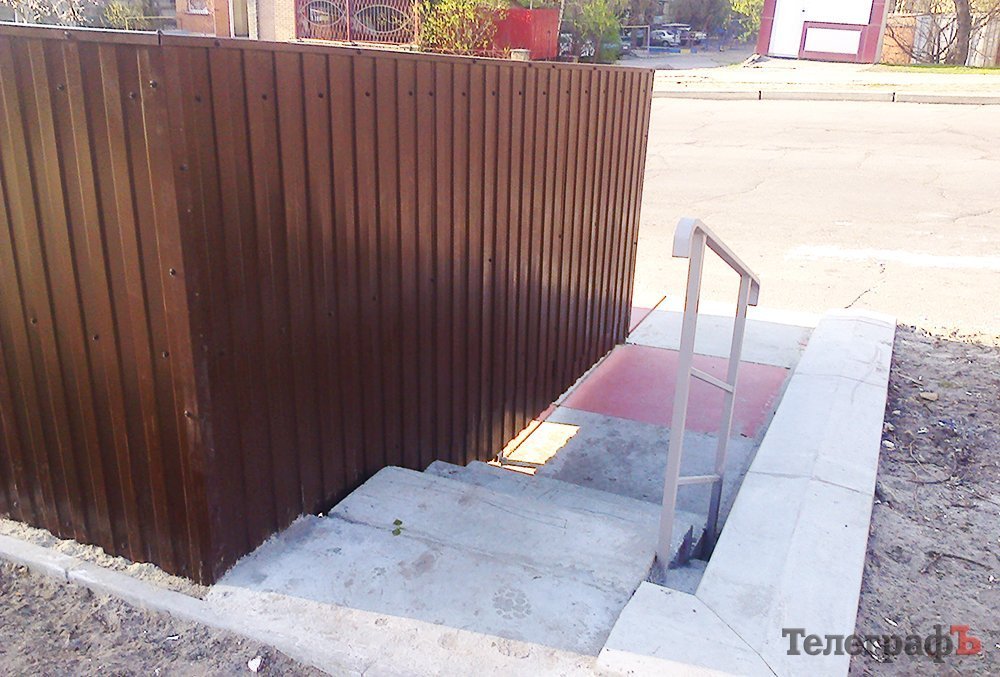 В Кременчуге возле дома мэра на Европейской появилась мусорка по-европейски В Кременчуге возле дома мэра на Европейской появилась мусорка по-европейски