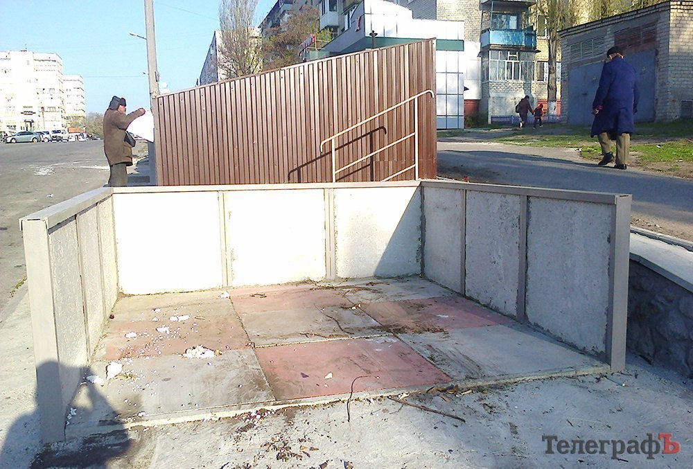 В Кременчуге возле дома мэра на Европейской появилась мусорка по-европейски В Кременчуге возле дома мэра на Европейской появилась мусорка по-европейски