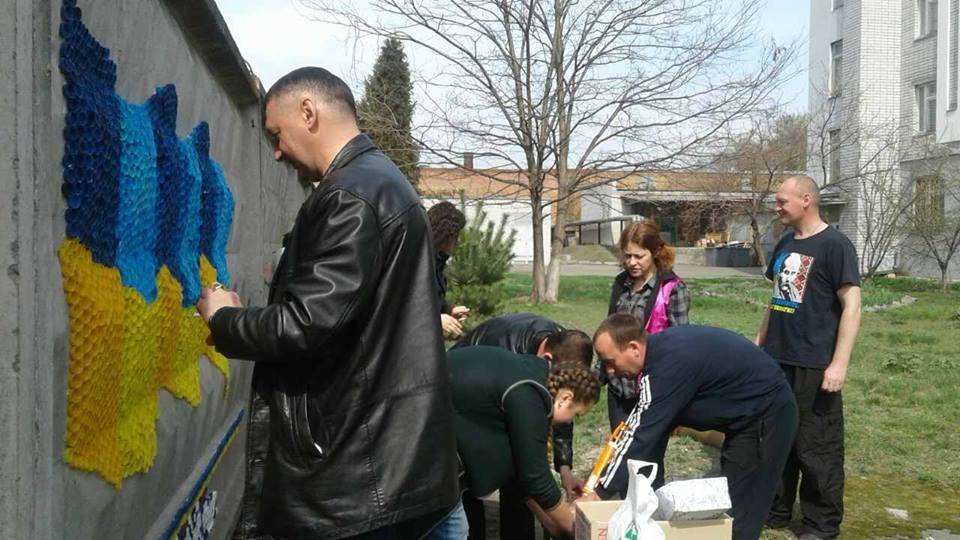 Кременчуцькі студенти долучилися до вишивання кришечками Кременчуцькі студенти долучилися до вишивання кришечками