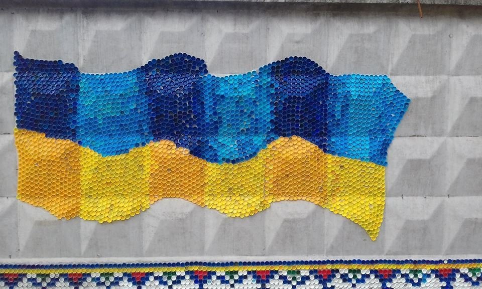 Кременчуцькі студенти долучилися до вишивання кришечками Кременчуцькі студенти долучилися до вишивання кришечками