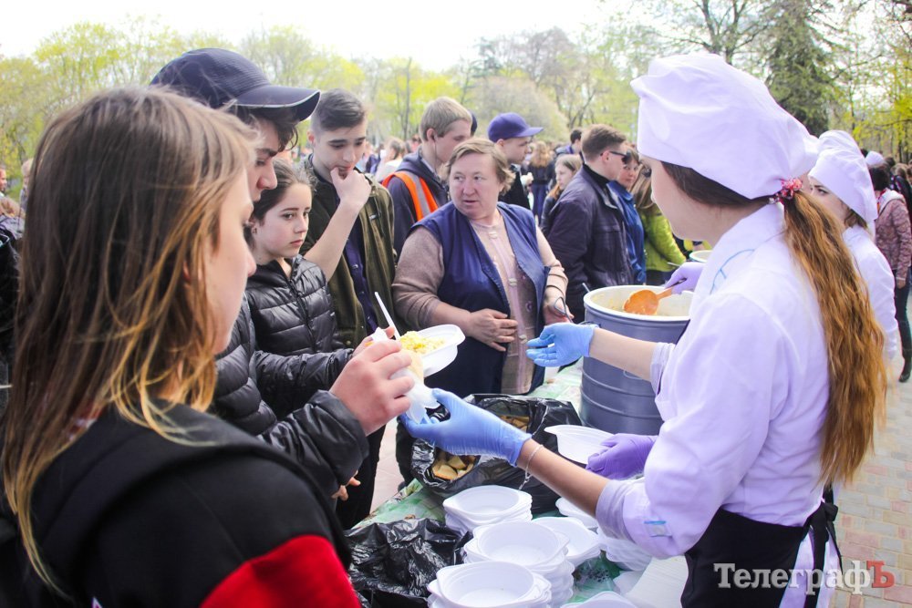 Кременчугская молодежь вычистила 3 городских парка Кременчугская молодежь вычистила 3 городских парка