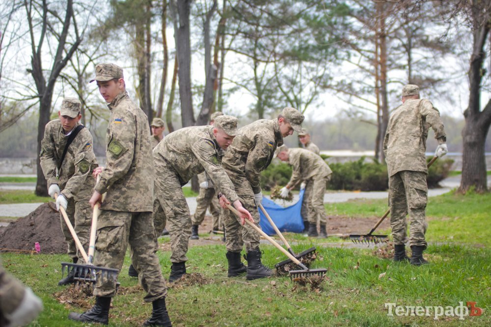 Кременчугская молодежь вычистила 3 городских парка Кременчугская молодежь вычистила 3 городских парка