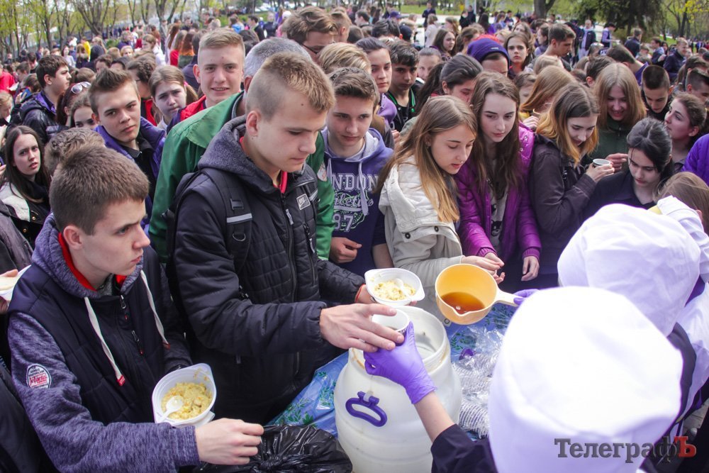 Кременчугская молодежь вычистила 3 городских парка Кременчугская молодежь вычистила 3 городских парка