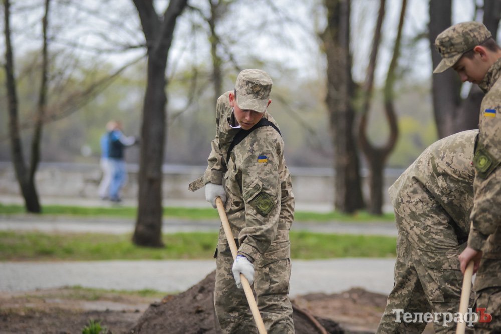 Кременчугская молодежь вычистила 3 городских парка Кременчугская молодежь вычистила 3 городских парка