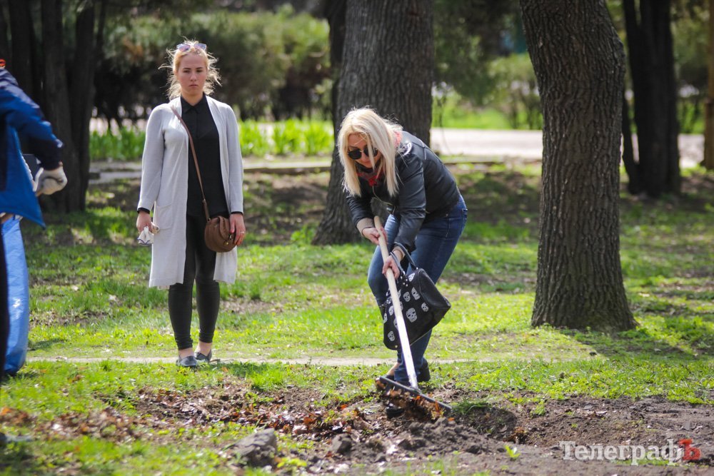 Кременчугская молодежь вычистила 3 городских парка Кременчугская молодежь вычистила 3 городских парка