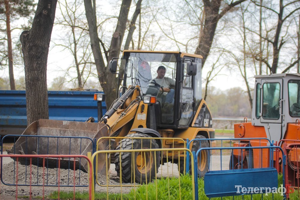 Кременчугская молодежь вычистила 3 городских парка Кременчугская молодежь вычистила 3 городских парка