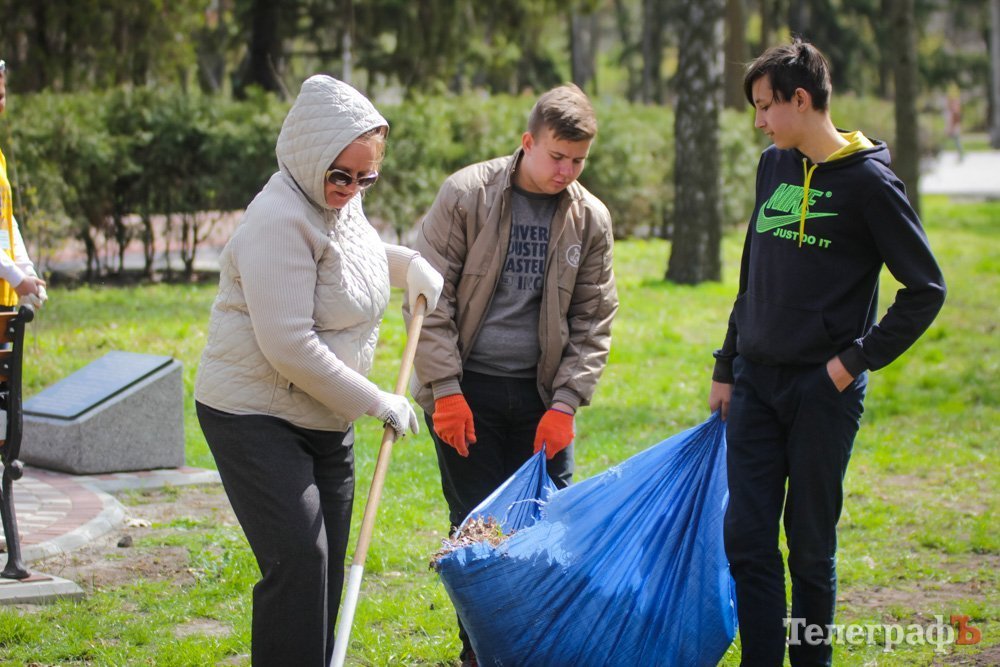 Кременчугская молодежь вычистила 3 городских парка Кременчугская молодежь вычистила 3 городских парка
