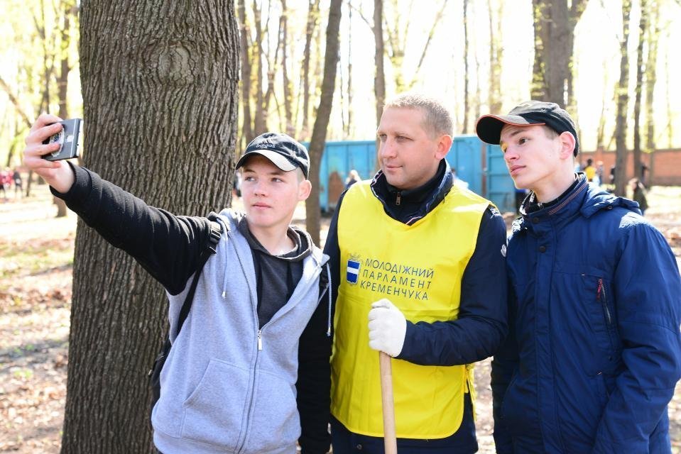 Кременчугская молодежь вычистила 3 городских парка Кременчугская молодежь вычистила 3 городских парка