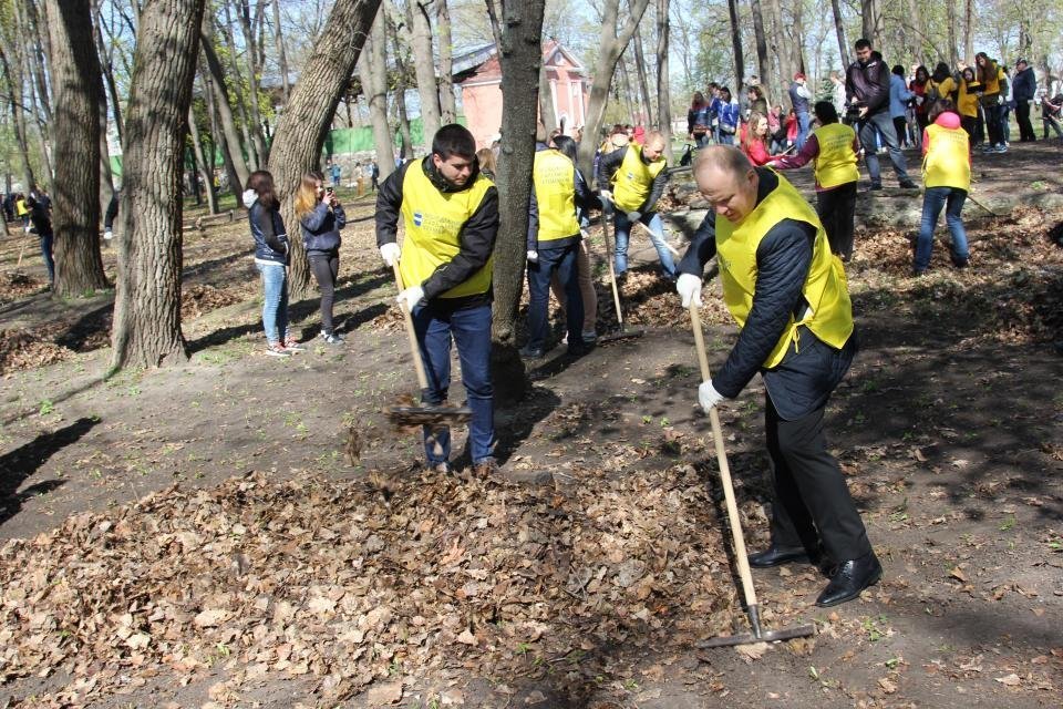 Кременчугская молодежь вычистила 3 городских парка Кременчугская молодежь вычистила 3 городских парка