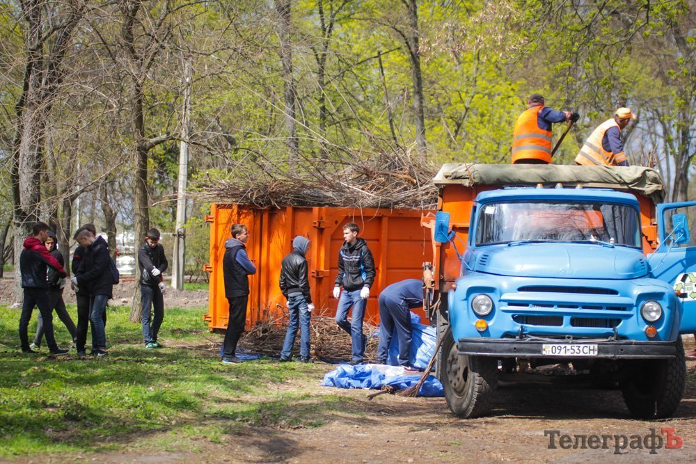 Кременчугская молодежь вычистила 3 городских парка Кременчугская молодежь вычистила 3 городских парка