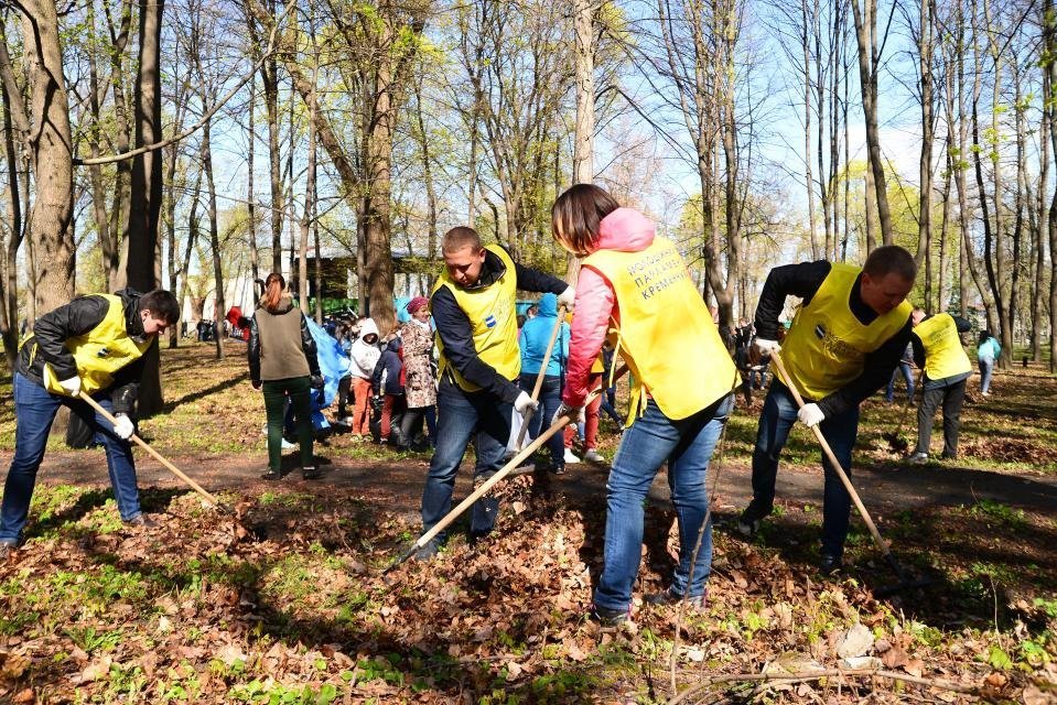 Кременчугская молодежь вычистила 3 городских парка Кременчугская молодежь вычистила 3 городских парка