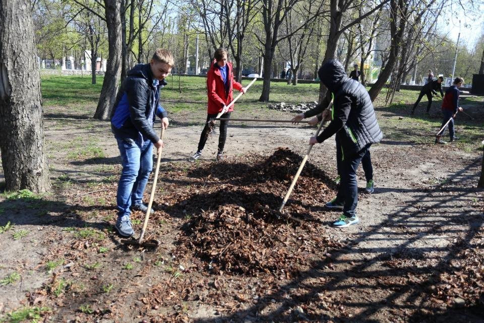 Кременчугская молодежь вычистила 3 городских парка Кременчугская молодежь вычистила 3 городских парка