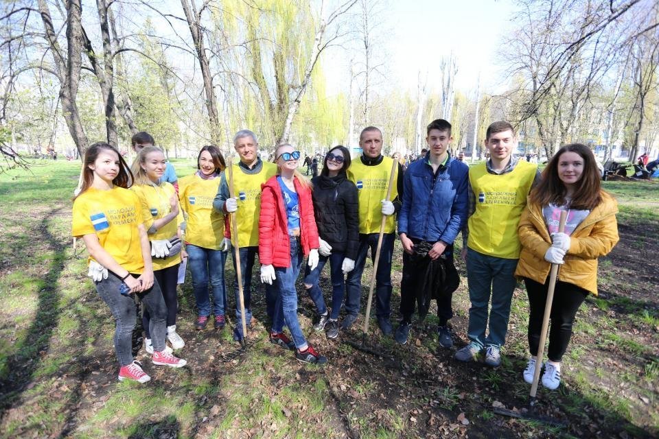 Кременчугская молодежь вычистила 3 городских парка Кременчугская молодежь вычистила 3 городских парка