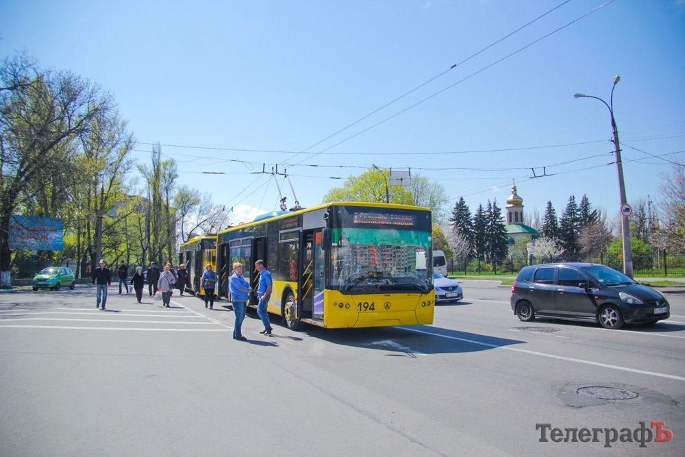 В Кременчуге автобус въехал в электроопору – отказали тормоза В Кременчуге автобус въехал в электроопору – отказали тормоза