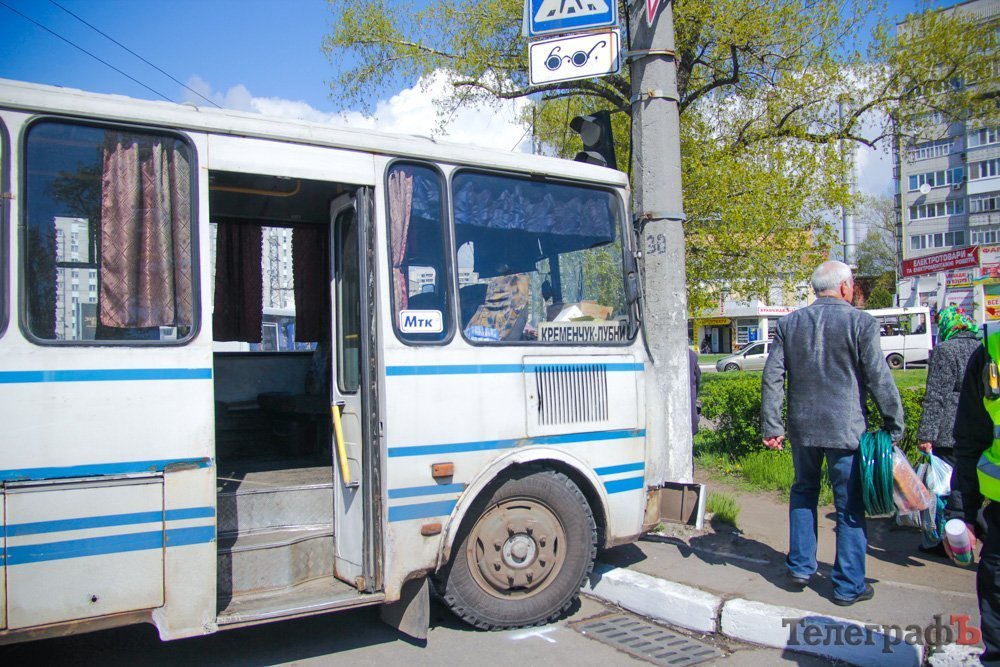 В Кременчуге автобус въехал в электроопору – отказали тормоза В Кременчуге автобус въехал в электроопору – отказали тормоза