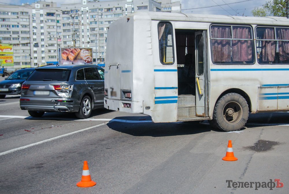 В Кременчуге автобус въехал в электроопору – отказали тормоза В Кременчуге автобус въехал в электроопору – отказали тормоза
